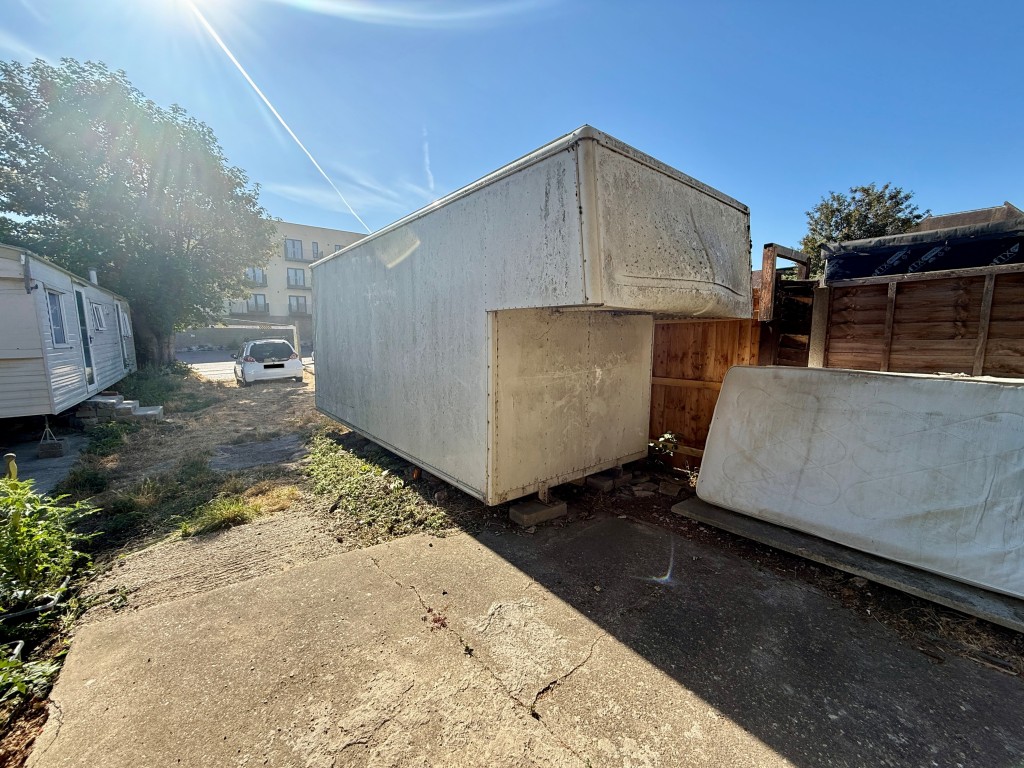 Lot: 13 - SHOP WITH ONE-BEDROOM FLAT ABOVE - Parking area to rear